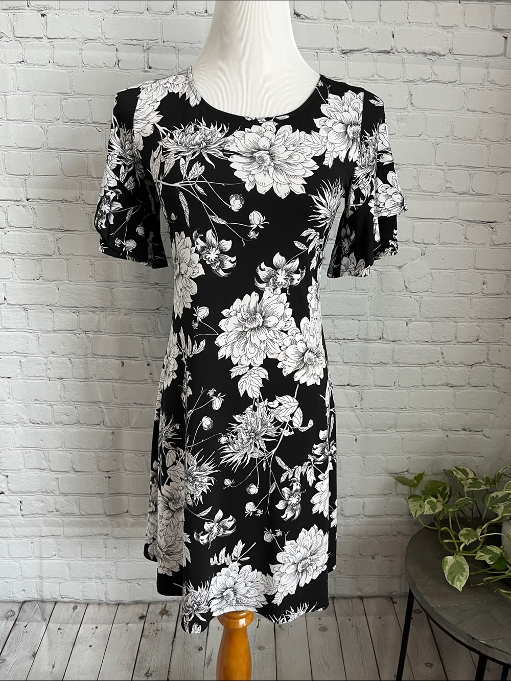 Karen Kane Black & White Floral Short Sleeve Dress